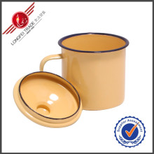 Taza de esmalte liso con tapa